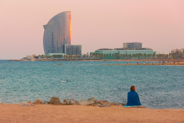 Spiaggia della Barceloneta a Barcellona al tramonto rosa Catalogna Spagna