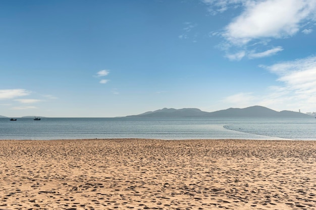 Spiaggia della costa all'aperto e vista sul mare dell'oceano