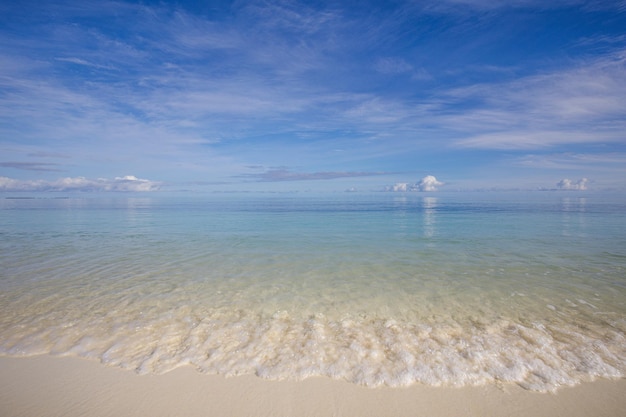 Spiaggia della Libertà. Sabbia bianca del primo piano, mare blu calmo, cielo soleggiato. Orizzonte marino. Bellissimo litorale