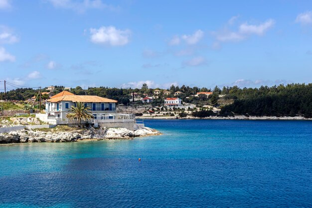 Spiaggia deserta in una giornata di sole primaverile sull'isola ionica di Cefalonia in Grecia