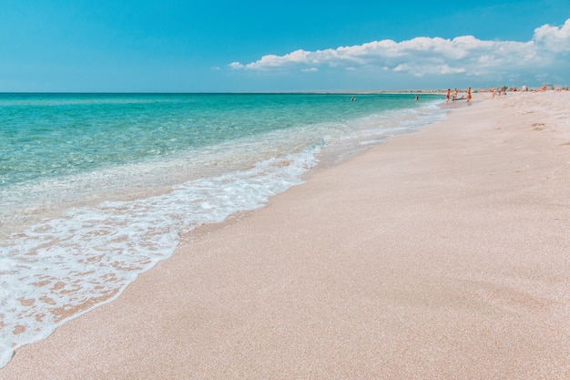 Spiaggia deserta vuota con sabbia bianca e mare azzurro cristallino