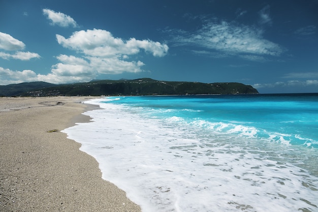 Spiaggia di Agios Ioannis, isola di Lefkada, Grecia. Bellissimo mare turchese sull'isola di Lefkada in Grecia