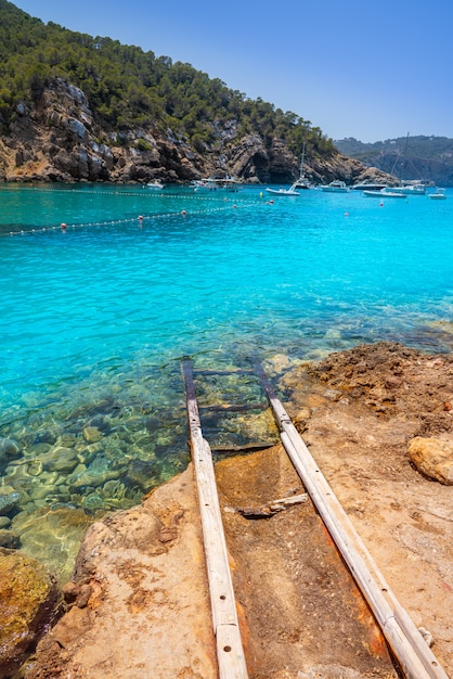 Spiaggia di Cala Benirras di Ibiza a Sant Joan