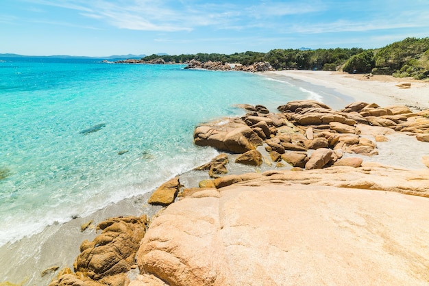 Spiaggia di Capriccioli in una giornata limpida Sardegna