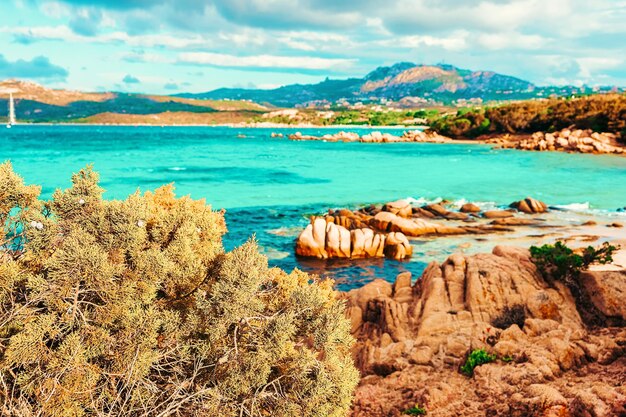 Spiaggia di Capriccioli sulle acque blu del Mar Mediterraneo in Costa Smeralda, in Sardegna in Italia