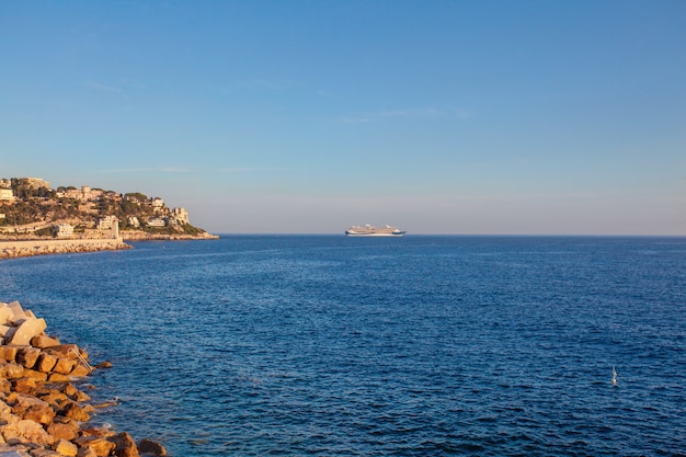 Spiaggia di ciottoli con vista sul mare sulla Promenade des Anglais a Nizza, Francia