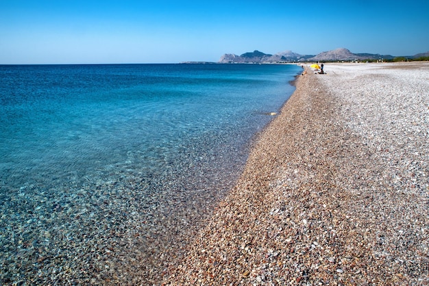 Spiaggia di ciottoli di Traganou all'isola di Rodi Grecia