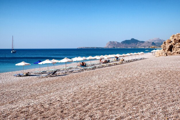 Spiaggia di ciottoli di Traganou all'isola di Rodi Grecia