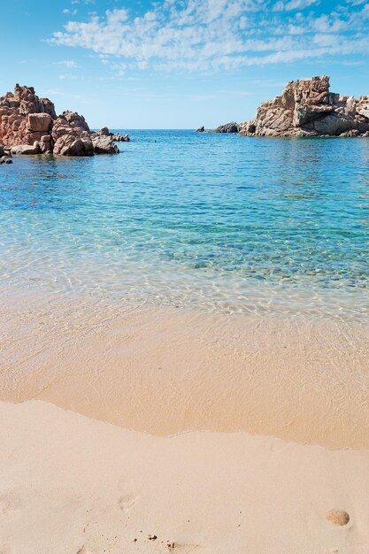 Spiaggia di Costa Paradiso in una giornata limpida