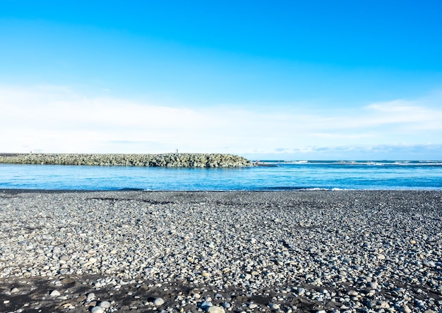 Spiaggia di diamante di sabbia nera con montagne di onde e neve nella stagione invernale in Islanda