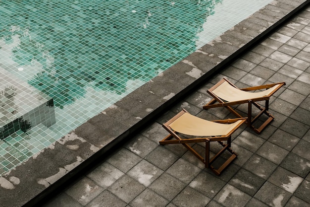 Spiaggia di due amache gialle vicino alla piscina