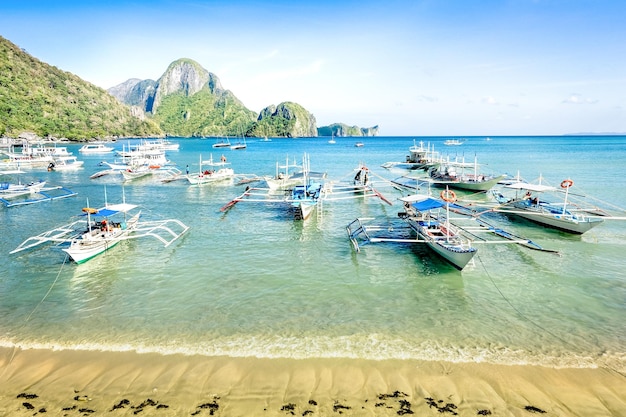 Spiaggia di fronte con barche a coda lunga a El Nido Bella destinazione tropicale a Palawan Filippine