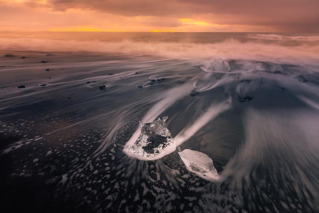 Spiaggia di ghiaccio diamante vicino al ghiacciaio della laguna Jokulsarlon dal ghiacciaio Vatnajökull nel sud dell'Islanda.