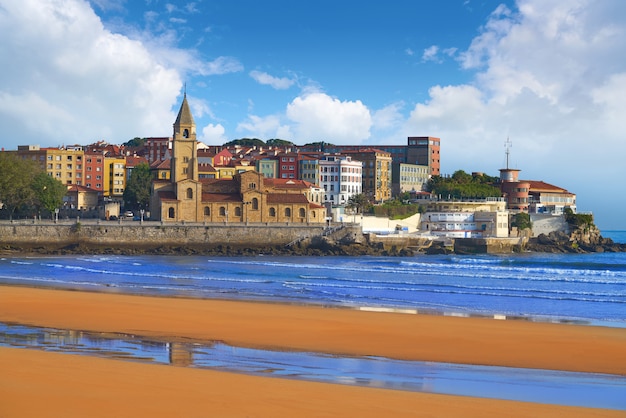 Spiaggia di Gijon San Lorenzo Chiesa di San Pedro Asturie