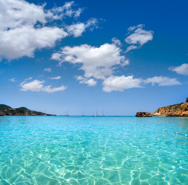 Spiaggia di Ibiza Cala Tarida nelle Isole Baleari