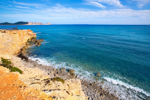 Spiaggia di Ibiza Sa Caleta nel sud di San Jose a Baleari