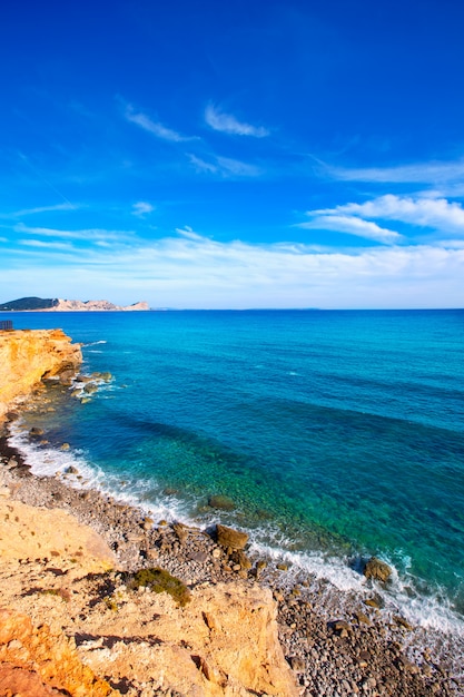 Spiaggia di Ibiza Sa Caleta nel sud di San Jose a Baleari