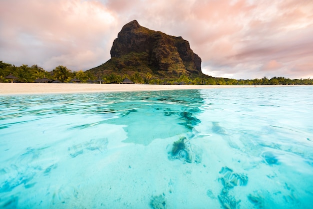 Spiaggia di Le Morne Brabant, un sito patrimonio mondiale dell'UNESCO. Barriera corallina dell'isola di Mauritius