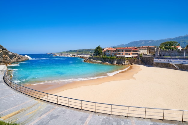 Spiaggia di Llanes El Sablon nelle Asturie in Spagna