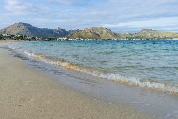 Spiaggia di Maiorca con cielo tempestoso, mare senza persone