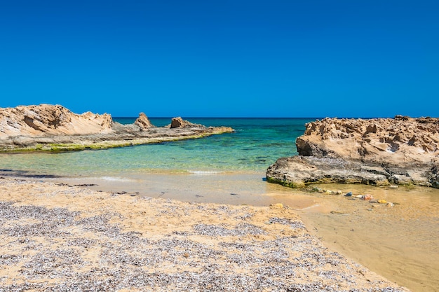 Spiaggia di Malia, Creta, Grecia. Bellissima spiaggia con acqua cristallina e rocce turchesi