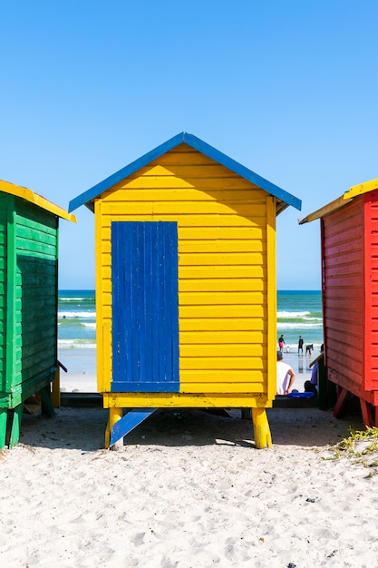 Spiaggia di Muizenberg con cabine in legno colorate a Cape Town, Sudafrica