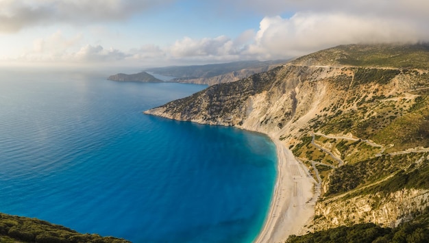 Spiaggia di Myrtos con baia blu sull'isola di Cefalonia in Grecia