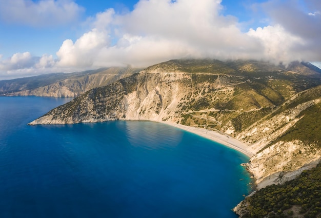 Spiaggia di Myrtos con baia blu sull'isola di Cefalonia in Grecia