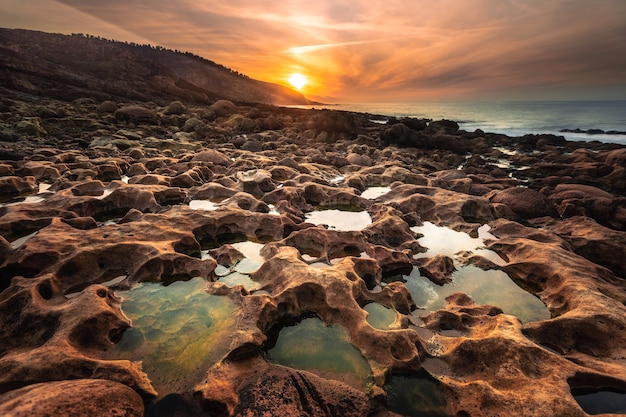 Spiaggia di Paramoudras sulla costa basca, strana spiaggia di formazioni geologiche.