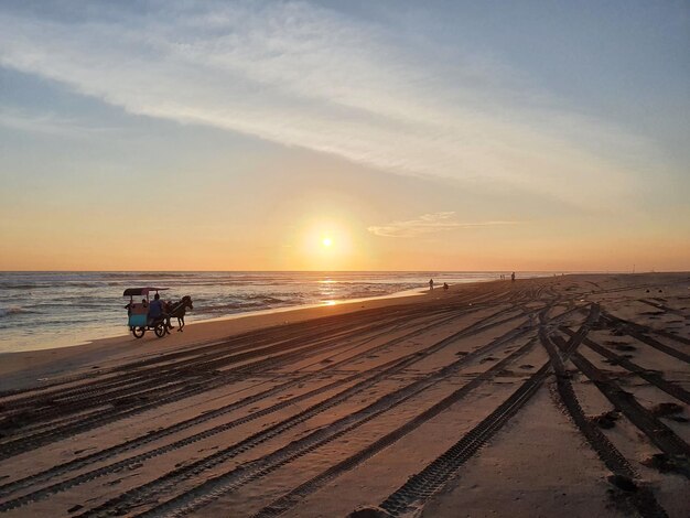 Spiaggia di Parangtritis nel pomeriggio al tramonto