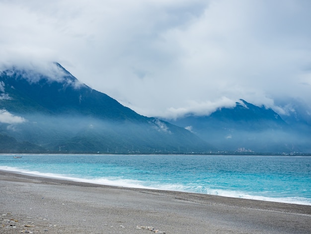 Spiaggia di pietra Spiaggia di Chihsingtan, Hualien, Taiwan.