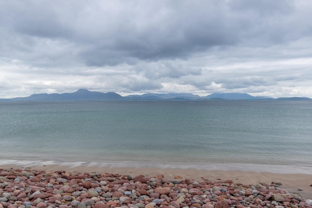 Spiaggia di pietre rosse nella contea di Mallaranny Mayo Irlanda