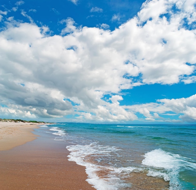 Spiaggia di Platamona sotto un cielo drammatico