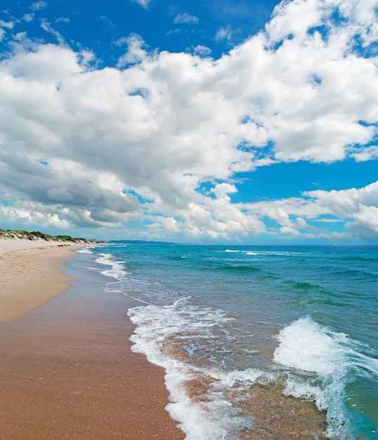 Spiaggia di Platamona sotto un cielo drammatico