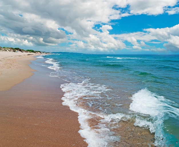 Spiaggia di Platamona sotto un cielo drammatico