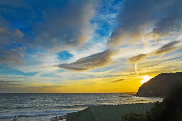 Spiaggia di Poglina su un tramonto nuvoloso