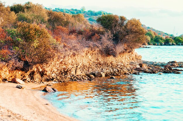 Spiaggia di Portisco nel Mar Mediterraneo in Costa Smeralda in Sardegna in Italia