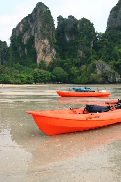 Spiaggia di Railay del kajak a Krabi, Tailandia