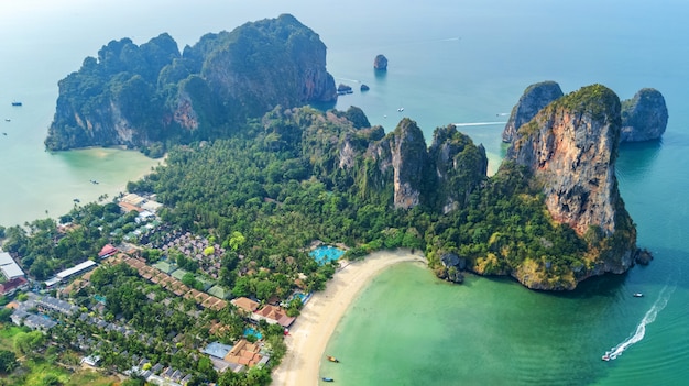 Spiaggia di Railay in Tailandia, provincia di Krabi, veduta aerea dell'uccello delle spiagge tropicali di Railay e Pranang con rocce e palme, costa del mare delle Andamane dall'alto