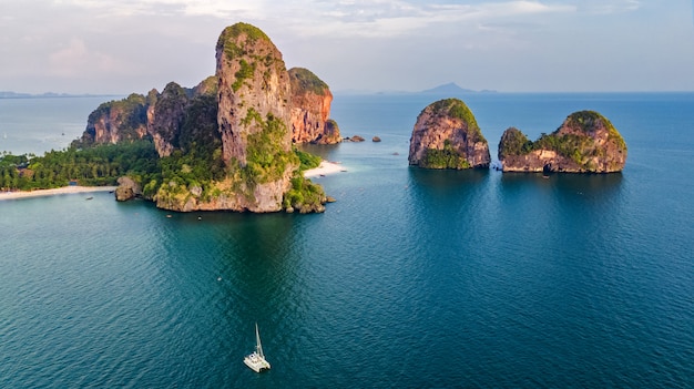 Spiaggia di Railay in Tailandia, provincia di Krabi, veduta aerea delle spiagge tropicali di Railay e Pranang e costa del mare delle Andamane dall'alto