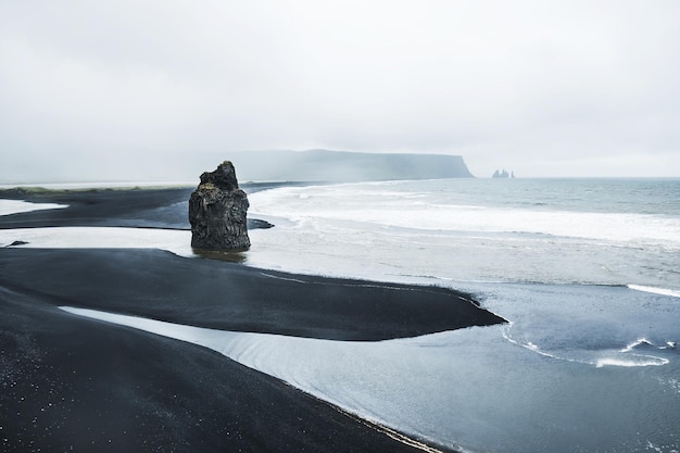 Spiaggia di Reynisfjara con sabbia vulcanica nera, Islanda