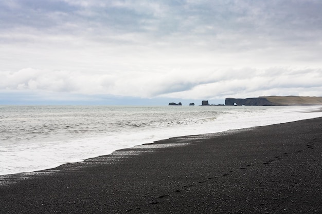 Spiaggia di Reynisfjara e vista sulla scogliera di Dyrholaey