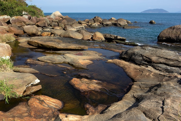 Spiaggia di roccia a Ilhabela, in Brasile