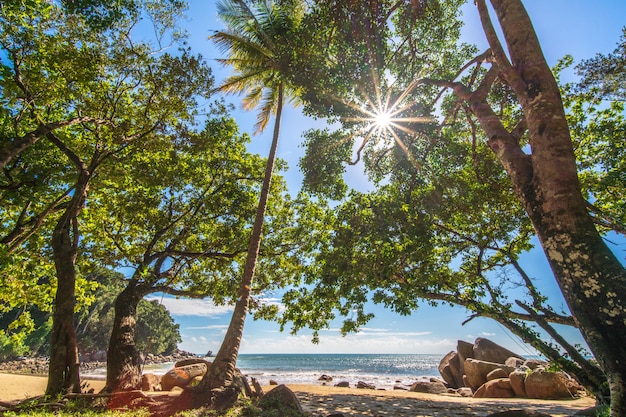 Spiaggia di sabbia bianca a khaolak, Phuket, Tailandia