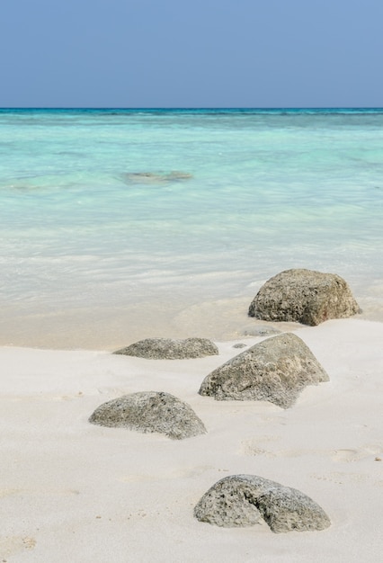 Spiaggia di sabbia bianca con roccia