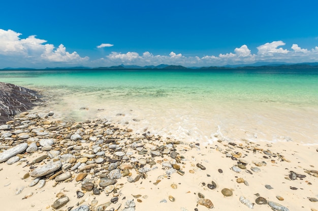 Spiaggia di sabbia bianca e barca a coda lunga a Khang Khao Island