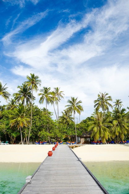 Spiaggia di sabbia bianca e mare turchese a Maldive durante le vacanze del fine settimana