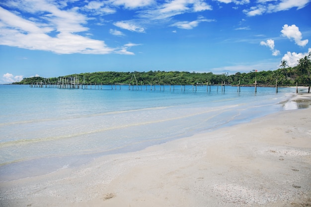 Spiaggia di sabbia con cielo blu