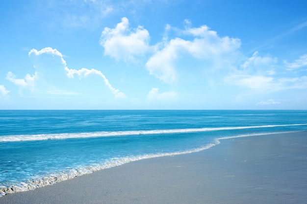 Spiaggia di sabbia con l'oceano blu