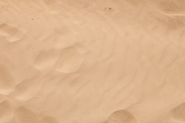 Spiaggia di sabbia con le onde